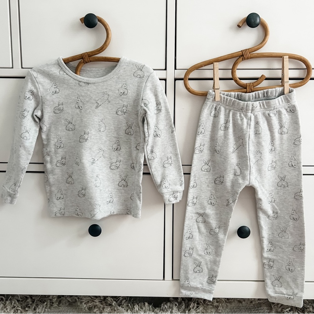 2T-3T unisex gray Easter pajamas by Owlivia. Gently used. 100% organic cotton